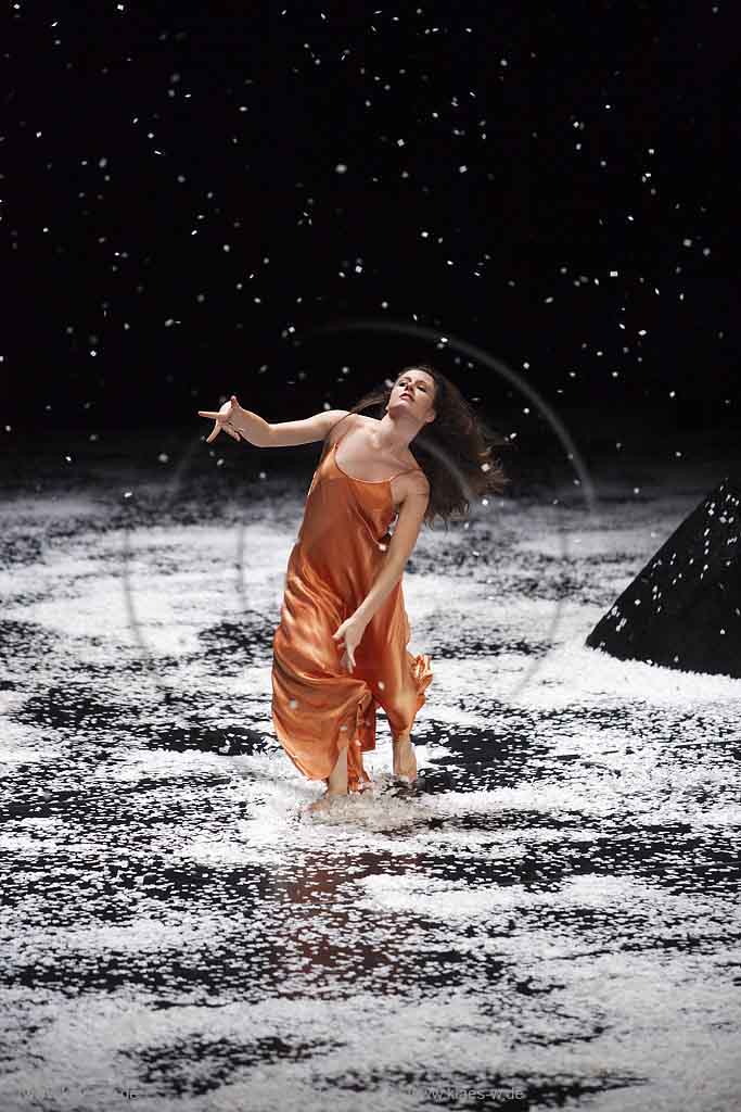 Blick auf Buehne, Bhne des Stadttheater in Wuppertal Elberfeld bei der Generalprobe des Stck, Stueck Ten Chi von Pina Bausch, Tanztheater Pina Bausch