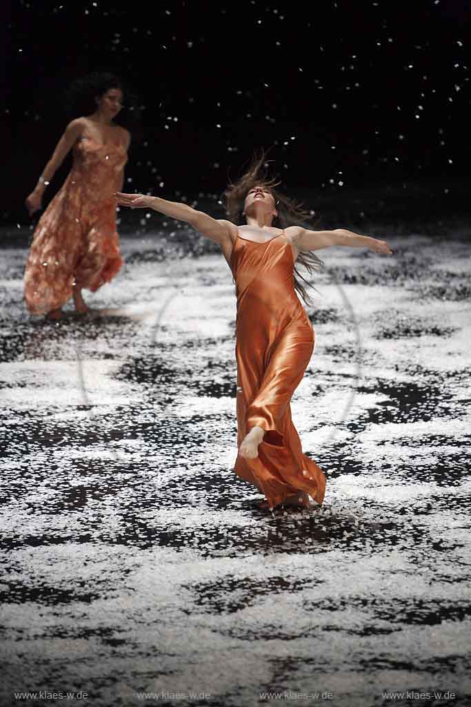Blick auf Buehne, Bhne des Stadttheater in Wuppertal Elberfeld bei der Generalprobe des Stck, Stueck Ten Chi von Pina Bausch, Tanztheater Pina Bausch