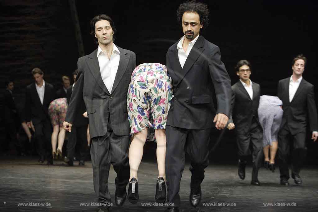 Blick auf Buehne, Bhne des Stadttheater in Wuppertal Elberfeld bei der Generalprobe des Stck, Stueck Victor von Pina Bausch, Tanztheater Pina Bausch