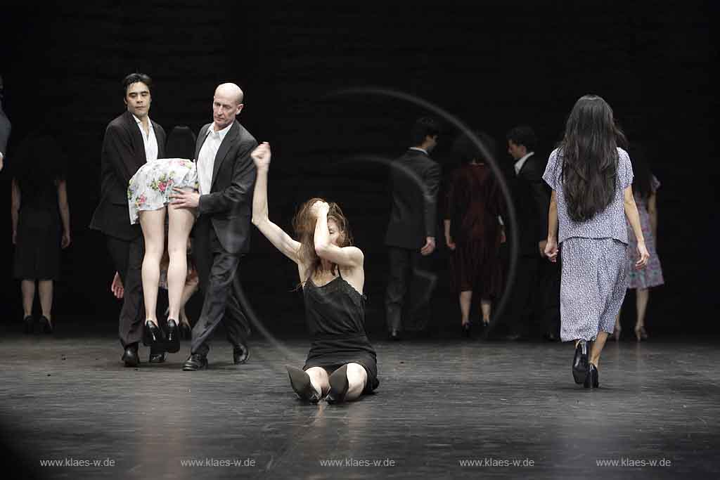 Blick auf Buehne, Bhne des Stadttheater in Wuppertal Elberfeld bei der Generalprobe des Stck, Stueck Victor von Pina Bausch, Tanztheater Pina Bausch