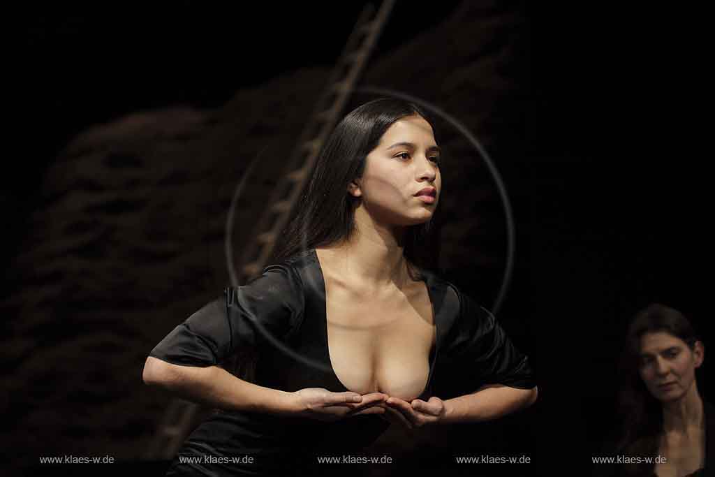 Blick auf Buehne, Bhne des Stadttheater in Wuppertal Elberfeld bei der Generalprobe des Stck, Stueck Victor von Pina Bausch, Tanztheater Pina Bausch