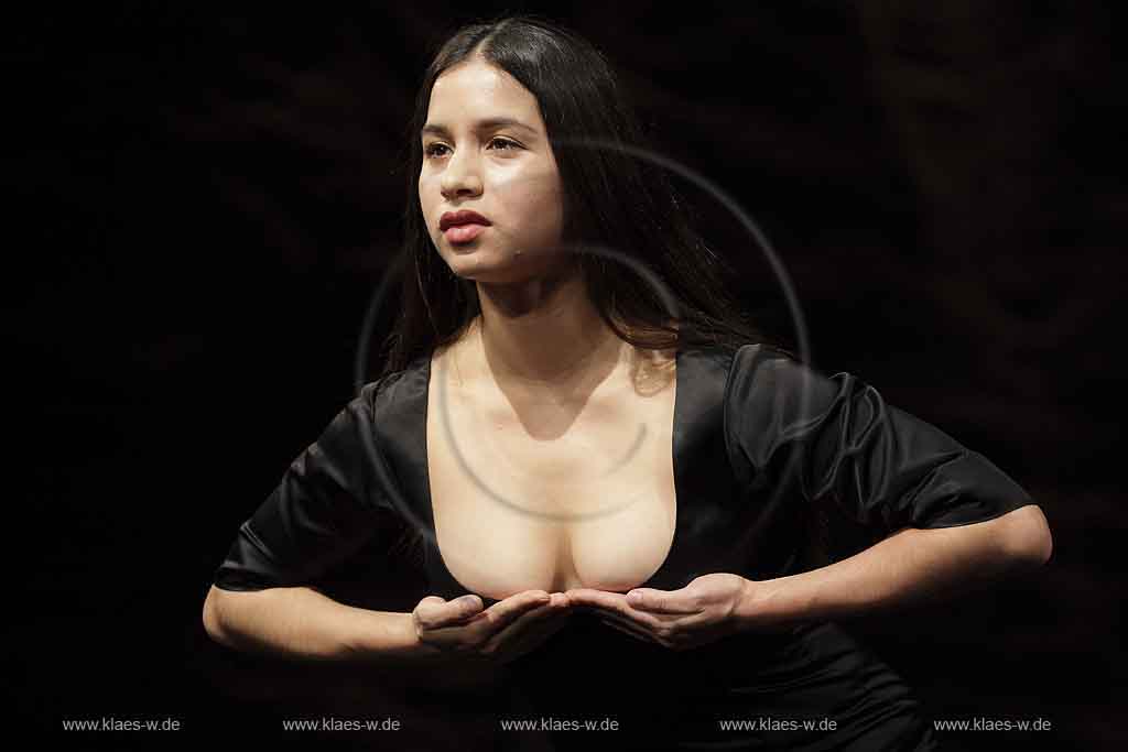 Blick auf Buehne, Bhne des Stadttheater in Wuppertal Elberfeld bei der Generalprobe des Stck, Stueck Victor von Pina Bausch, Tanztheater Pina Bausch