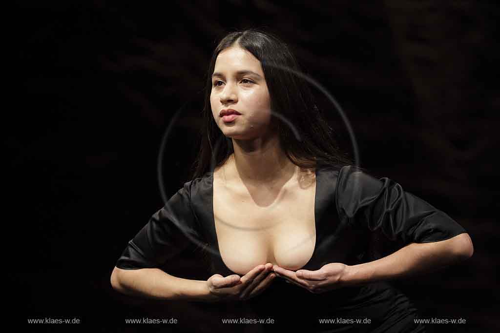 Blick auf Buehne, Bhne des Stadttheater in Wuppertal Elberfeld bei der Generalprobe des Stck, Stueck Victor von Pina Bausch, Tanztheater Pina Bausch