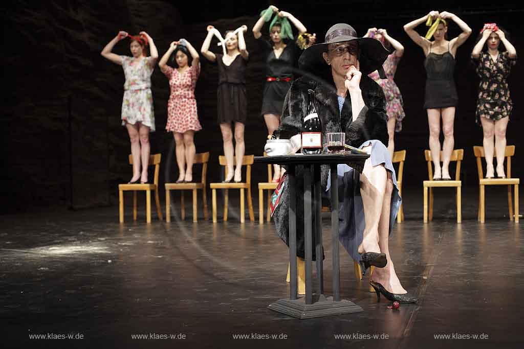 Blick auf Buehne, Bhne des Stadttheater in Wuppertal Elberfeld bei der Generalprobe des Stck, Stueck Victor von Pina Bausch, Tanztheater Pina Bausch