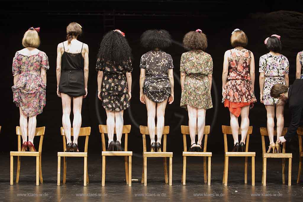 Blick auf Buehne, Bhne des Stadttheater in Wuppertal Elberfeld bei der Generalprobe des Stck, Stueck Victor von Pina Bausch, Tanztheater Pina Bausch