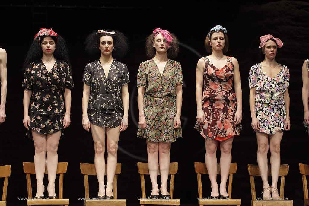 Blick auf Buehne, Bhne des Stadttheater in Wuppertal Elberfeld bei der Generalprobe des Stck, Stueck Victor von Pina Bausch, Tanztheater Pina Bausch