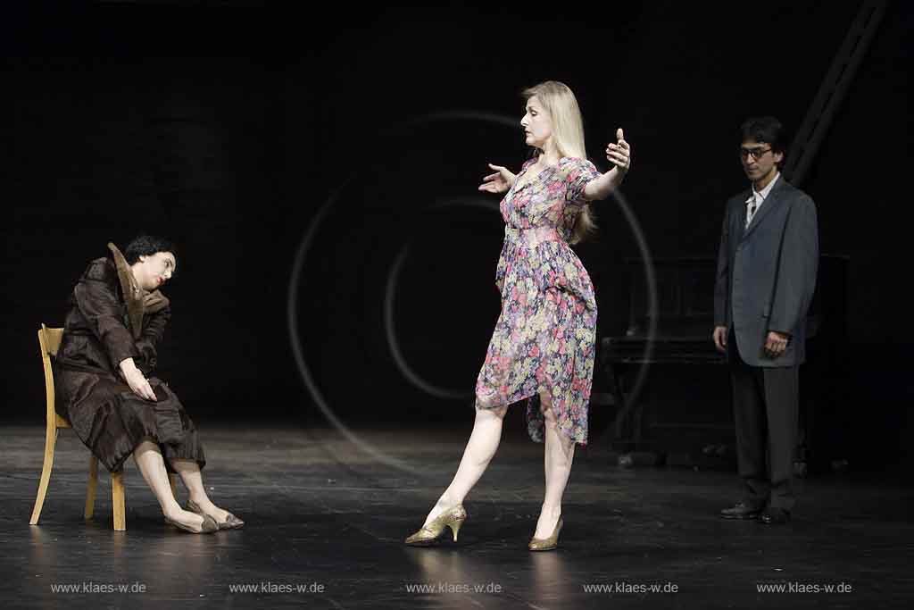 Blick auf Buehne, Bhne des Stadttheater in Wuppertal Elberfeld bei der Generalprobe des Stck, Stueck Victor von Pina Bausch, Tanztheater Pina Bausch