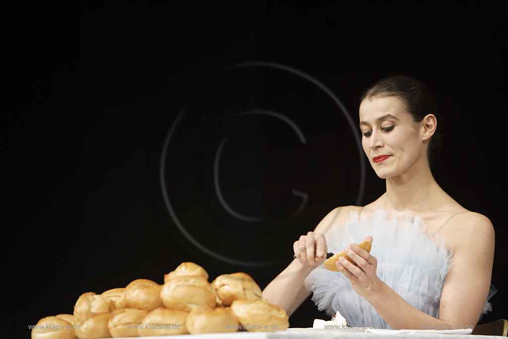 Blick auf Buehne, Bhne des Stadttheater in Wuppertal Elberfeld bei der Generalprobe des Stck, Stueck Victor von Pina Bausch, Tanztheater Pina Bausch