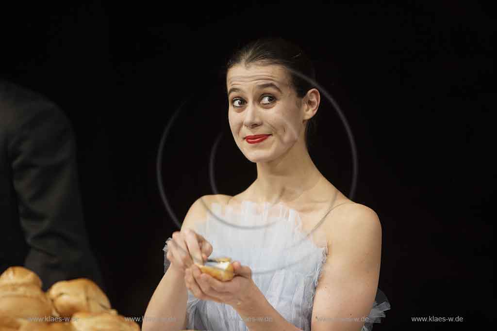 Blick auf Buehne, Bhne des Stadttheater in Wuppertal Elberfeld bei der Generalprobe des Stck, Stueck Victor von Pina Bausch, Tanztheater Pina Bausch