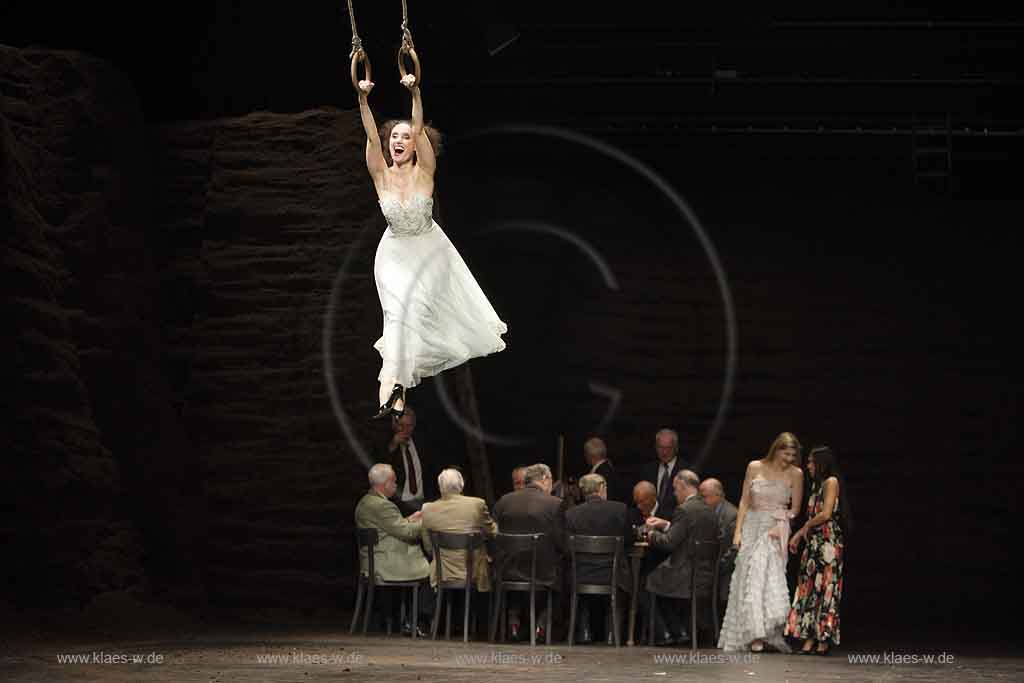 Blick auf Buehne, Bhne des Stadttheater in Wuppertal Elberfeld bei der Generalprobe des Stck, Stueck Victor von Pina Bausch, Tanztheater Pina Bausch