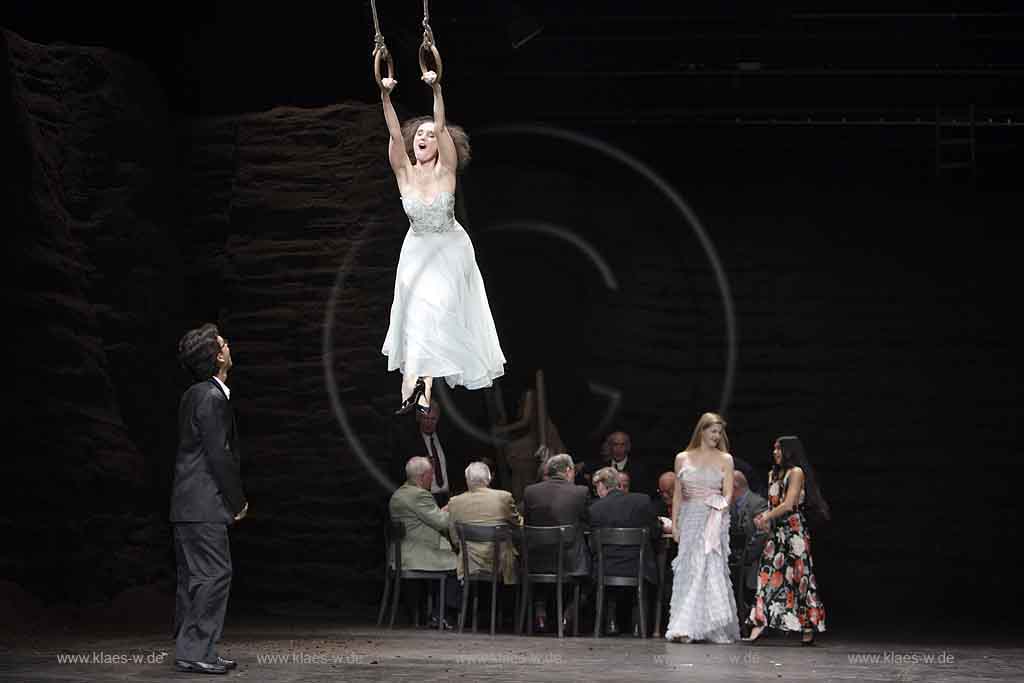 Blick auf Buehne, Bhne des Stadttheater in Wuppertal Elberfeld bei der Generalprobe des Stck, Stueck Victor von Pina Bausch, Tanztheater Pina Bausch