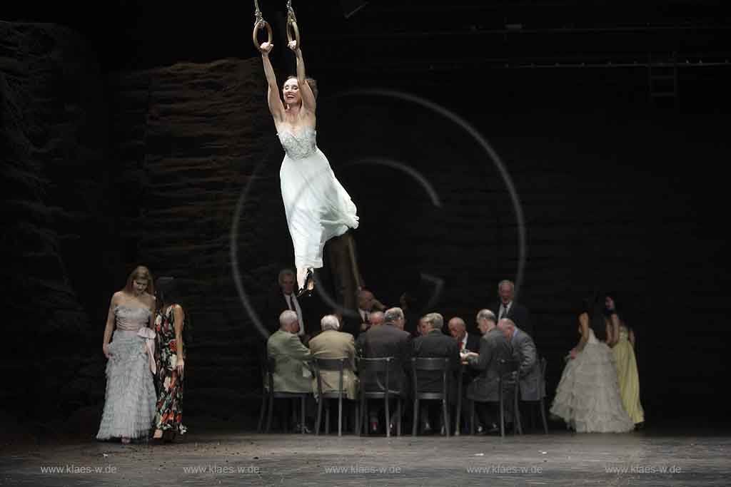 Blick auf Buehne, Bhne des Stadttheater in Wuppertal Elberfeld bei der Generalprobe des Stck, Stueck Victor von Pina Bausch, Tanztheater Pina Bausch