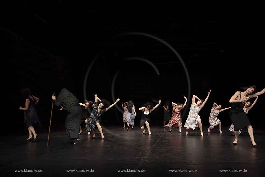 Blick auf Buehne, Bhne des Stadttheater in Wuppertal Elberfeld bei der Generalprobe des Stck, Stueck Victor von Pina Bausch, Tanztheater Pina Bausch