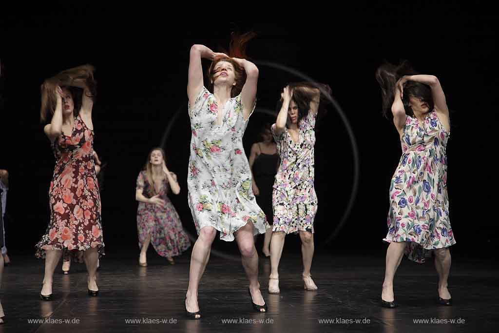 Blick auf Buehne, Bhne des Stadttheater in Wuppertal Elberfeld bei der Generalprobe des Stck, Stueck Victor von Pina Bausch, Tanztheater Pina Bausch