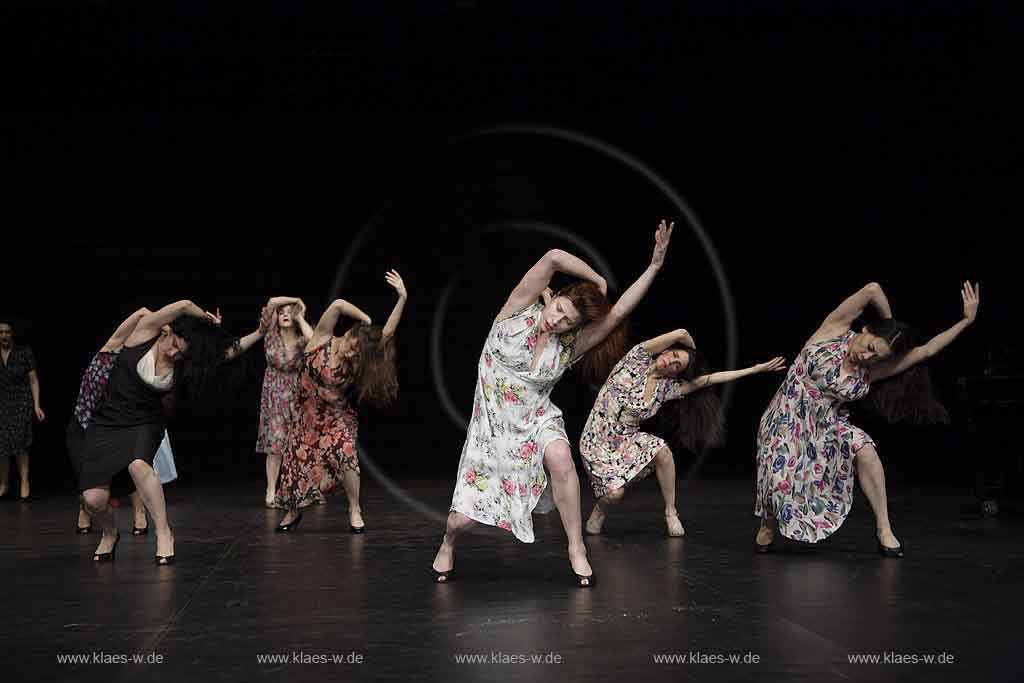 Blick auf Buehne, Bhne des Stadttheater in Wuppertal Elberfeld bei der Generalprobe des Stck, Stueck Victor von Pina Bausch, Tanztheater Pina Bausch