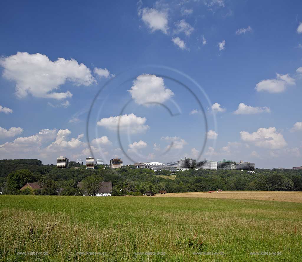 Bochum, Blick zur Ruhruniversitaet mit Wiese und Landwirtschaft, Fachwerkhof im Vordergrund, Erntemaschinen, Traktor und Bauer, Baeuerin mit Trecker rechts im Bild, Kumuluswolken an blauem Himmel in Sommerlandschaft; Bochum view to Ruhr univeritiy in contrast to agriculute in front with farm, framework house, reaper and  and tractor, summer landscape with Cumulus clouds and blue sky