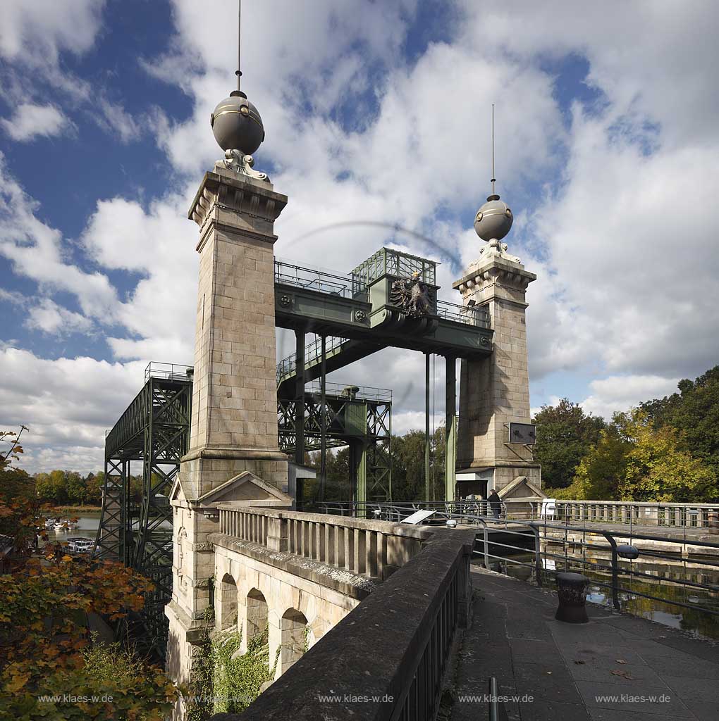 Castrop-Rauxel Henrichenburg Schiffshebewerk am Dortmund-Ems-Kanal in Ansicht von oben, also vom Oberwasser aus auf die Oberhaupttuerme mit Stahl Fachwerkkonstruktion mit dem Preussischen Adler an der Verbindungsbruecke an einem stimmungsvollen Herbsttag mit Wolken, Route Industriekultur; Historical shiop hoist or ship lift Henrichenburg