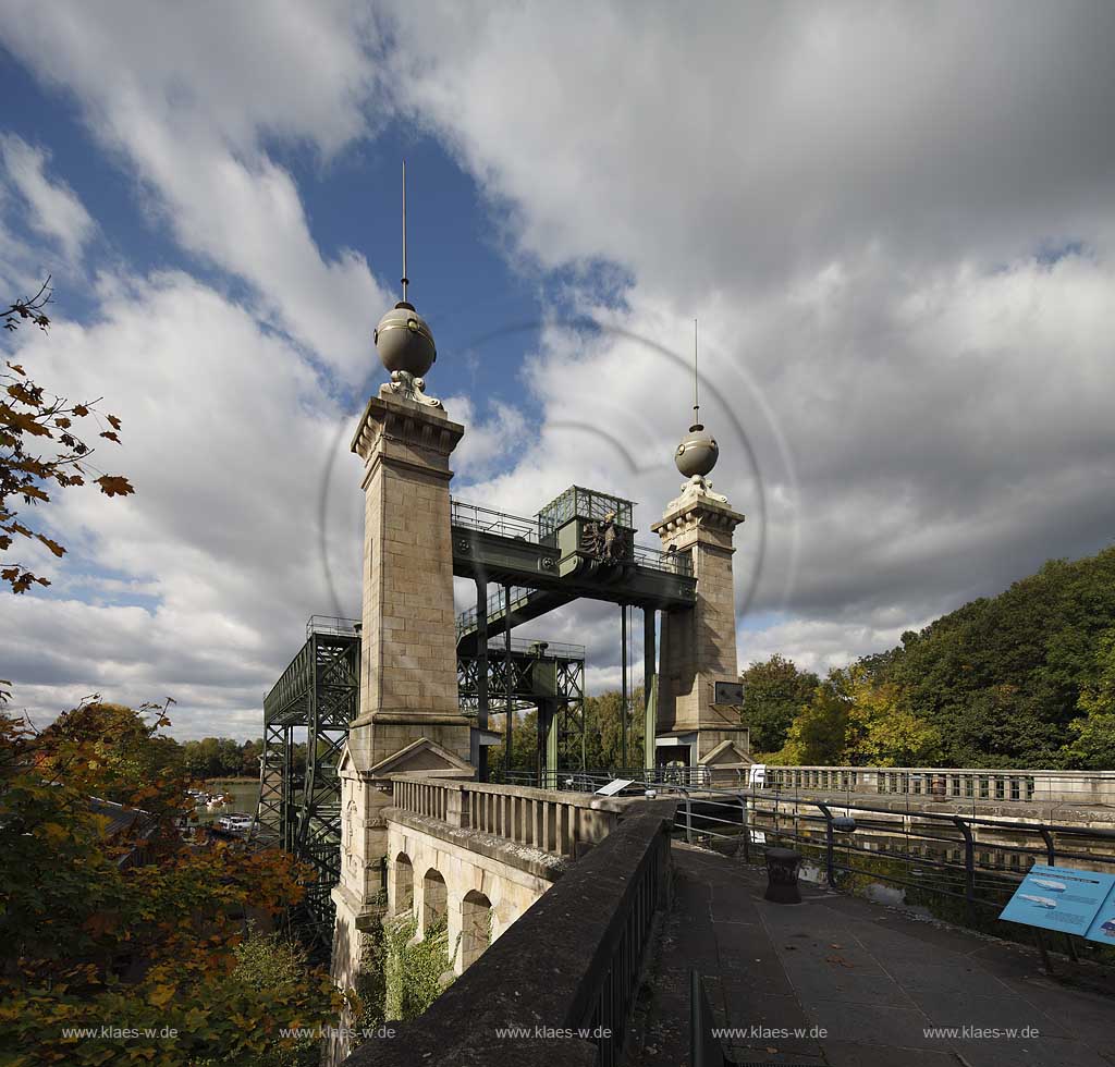 Castrop-Rauxel Henrichenburg Schiffshebewerk am Dortmund-Ems-Kanal in Ansicht von oben, also vom Oberwasser aus auf die Oberhaupttuerme mit Stahl Fachwerkkonstruktion mit dem Preussischen Adler an der Verbindungsbruecke an einem stimmungsvollen Herbsttag mit Wolken, Route Industriekultur; Historical shiop hoist or ship lift Henrichenburg