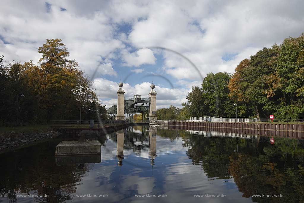 Castrop-Rauxel Henrichenburg Schiffshebewerk am Dortmund-Ems-Kanal in Ansicht von oben, also vom Oberwasser aus auf die Oberhaupttuerme mit Stahl Fachwerkkonstruktion an einem stimmungsvollen Herbsttag mit Wolken und Spiegelbild im Oberwasser, Route Industriekultur; Historical shiop hoist or ship lift Henrichenburg