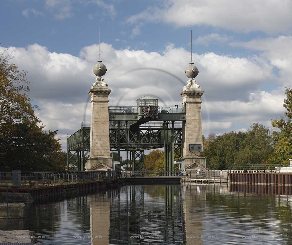 Castrop-Rauxel Henrichenburg Schiffshebewerk am Dortmund-Ems-Kanal in Ansicht von oben, also vom Oberwasser aus auf die Oberhaupttuerme mit Stahl Fachwerkkonstruktion mit dem Preussischen Adler an der Verbindungsbruecke an einem stimmungsvollen Herbsttag mit Wolken, Route Industriekultur; Historical shiop hoist or ship lift Henrichenburg