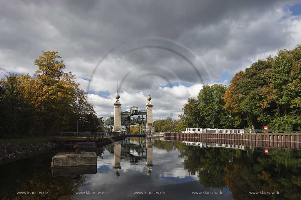 Castrop-Rauxel Henrichenburg Schiffshebewerk am Dortmund-Ems-Kanal in Ansicht von oben, also vom Oberwasser aus auf die Oberhaupttuerme mit Stahl Fachwerkkonstruktion an einem stimmungsvollen Herbsttag mit Wolken und Spiegelbild im Oberwasser, Route Industriekultur; Historical shiop hoist or ship lift Henrichenburg