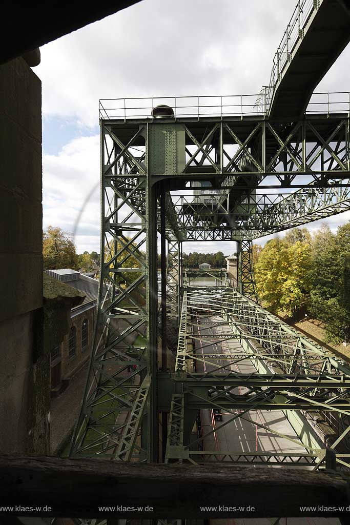 Castrop-Rauxel Henrichenburg Schiffshebewerk Ansicht von oben, also vom Oberwasser aus auf die Stahl Fachwerkkonstruktion und Unterwasser an einem stimmungsvollen Herbsttag mit Wolken; Historical ship hoist or ship lift Henrichenburg