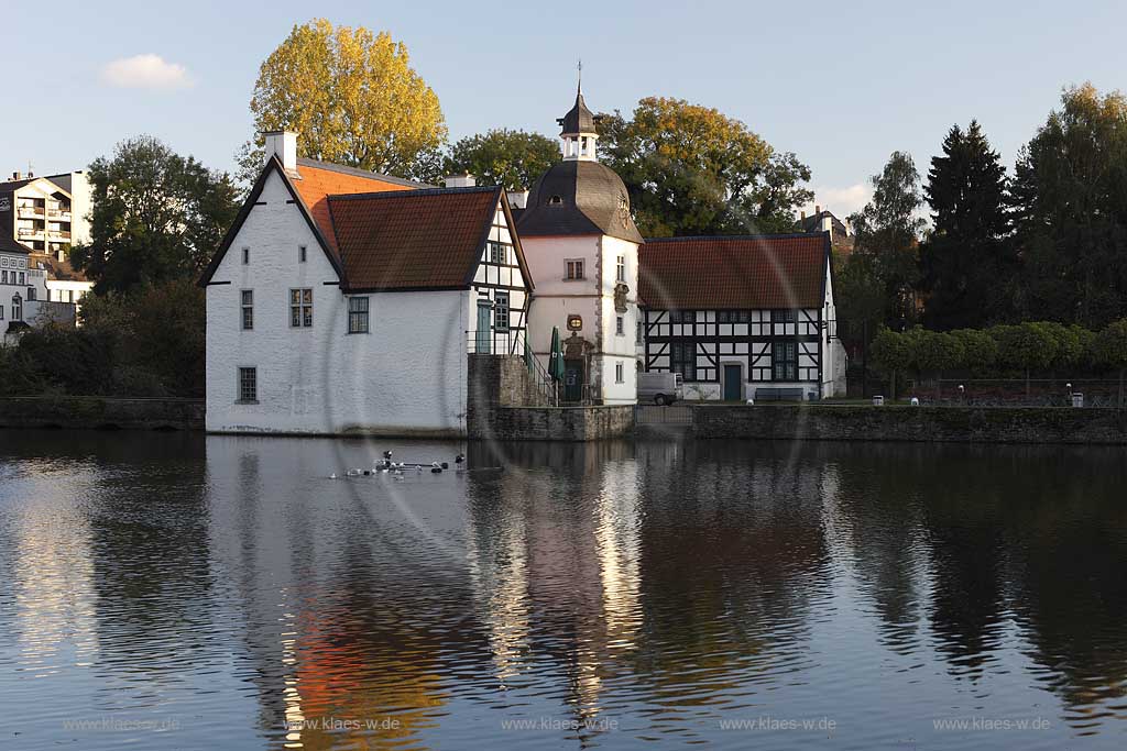 Dortmund-Aplerbeck der ehemalige Adelssitz Haus Rodenberg, hier in stimmungsvollem herbstlichen Abendlich mit Spiegelbild, enstand aus einer mittelalterlichen Wasserburg; Moated castle House Rodenberg with mirror image in atumn atmospheric in evening sunlight
