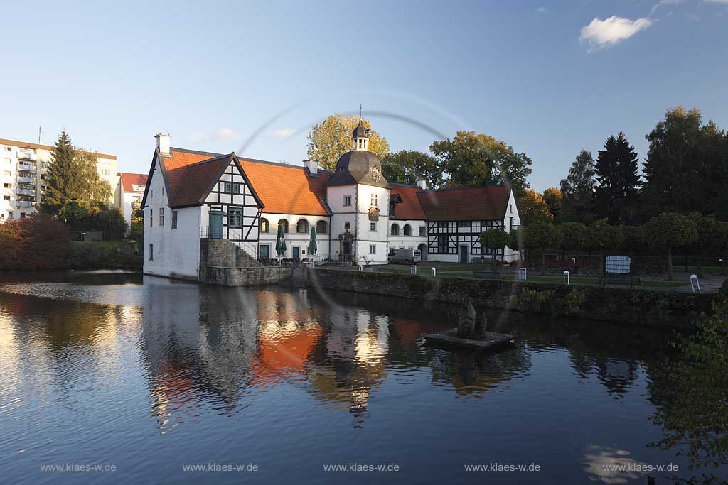 Dortmund-Aplerbeck der ehemalige Adelssitz Haus Rodenberg, hier in stimmungsvollem herbstlichen Abendlich mit Spiegelbild, enstand aus einer mittelalterlichen Wasserburg; Moated castle House Rodenberg with mirror image in atumn atmospheric in evening sunlight