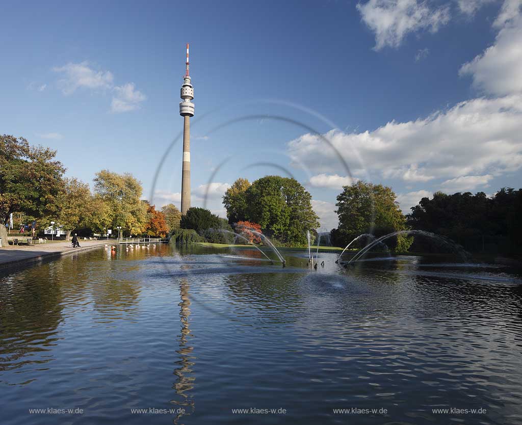 Dortmund Westfalenpark mit Wasserspiel, Springbrunnen und Fernmeldeturm Florianturm und Spiegelbild, im Hintergrund einige Flamingos, Westphalian Park with telecommmunications tower named Florian, and mirror image