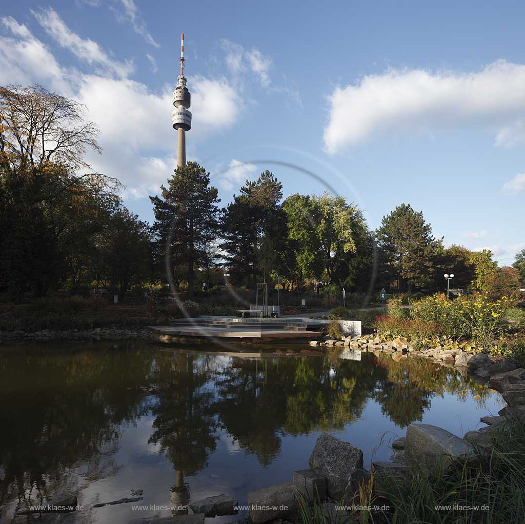 Dortmund Westfalenpark  Fernmeldeturm Florianturm und Spiegelbild in einem Teich in Herbstlandschaft; Westphalian Park with telecommmunications tower named Florian and mirror image in a pond in autumn landscape