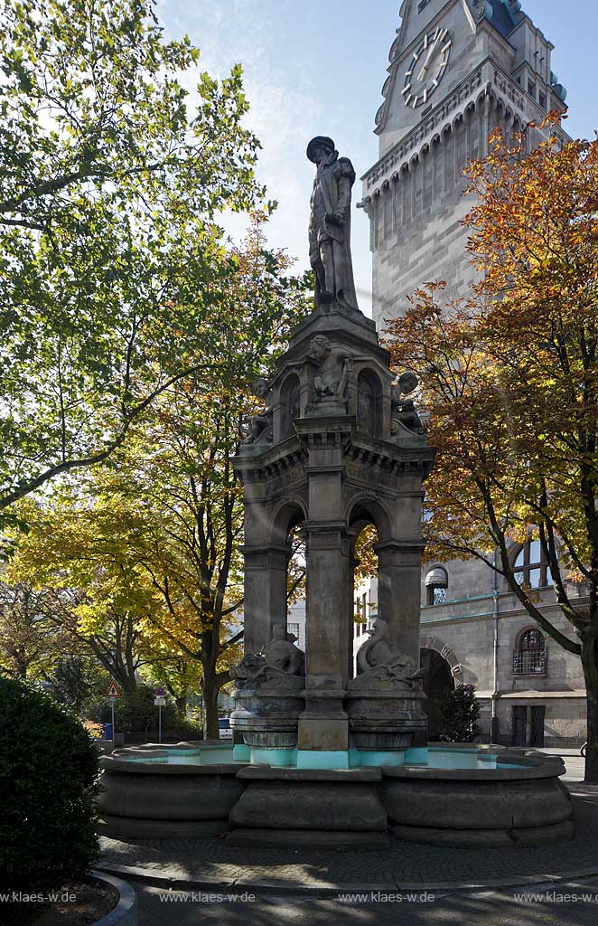 Duisburg Mitte Mercatorbrunnen auf dem Burgplatz vor dem Rathaus im Herbst, Mecator fountain in frant of the guildhall in autumn