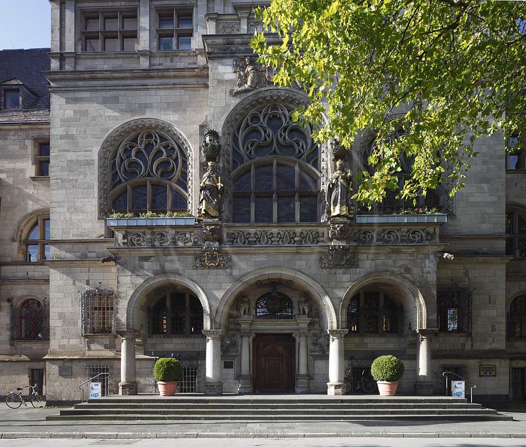 Duisburg Mitte Mercatorbrunnen Fassade des 1902 im Stil der Fruehrenaissance erbauten neuen Rathaus, facade of the guildhall 