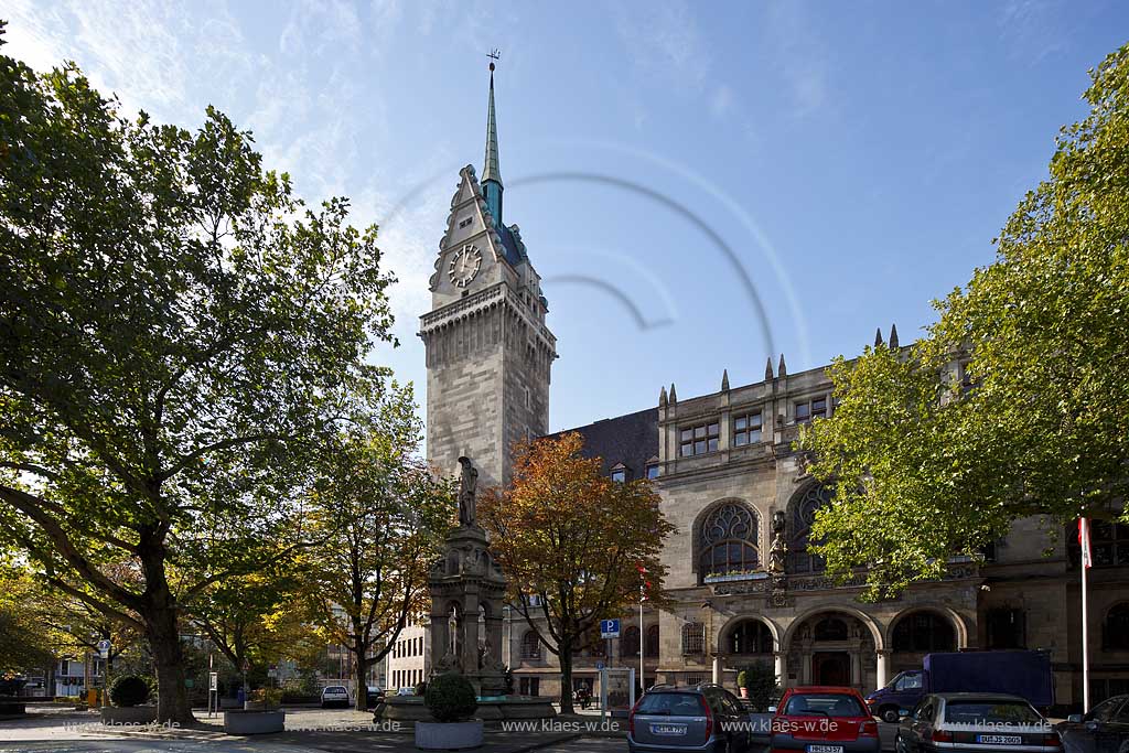 Duisburg Mitte Mercatorbrunnen auf dem Burgplatz vor dem Rathaus im Herbst, Mecator fountain in frant of the guildhall in autumn