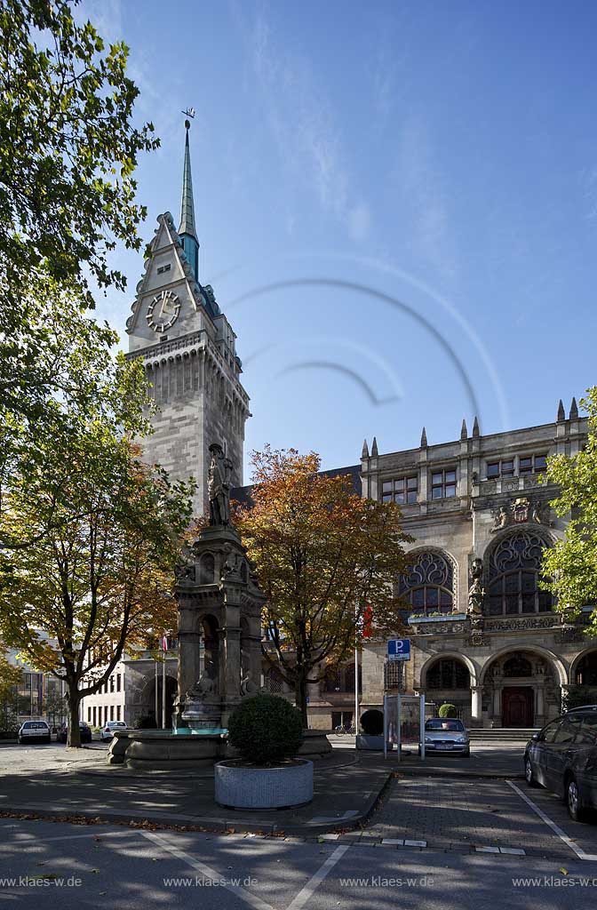 Duisburg Mitte Mercatorbrunnen auf dem Burgplatz vor dem Rathaus im Herbst, Mecator fountain in frant of the guildhall in autumn