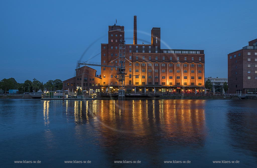 Duisburg, Innenhafen, Blick zur "Wehrhahnmuehle" mit Wasserspiegelung zur Blauen Stunde, die ehemalge "Cohen Muehle" wird heutzutage als Buero-, Museums- und Gastronomiekomplex genutzt; Duisburg, inner harbour, view to the "Wehrhanmuehle" former "Cohen Muehle", a former mill which is used as office block, museum and restaurants today.