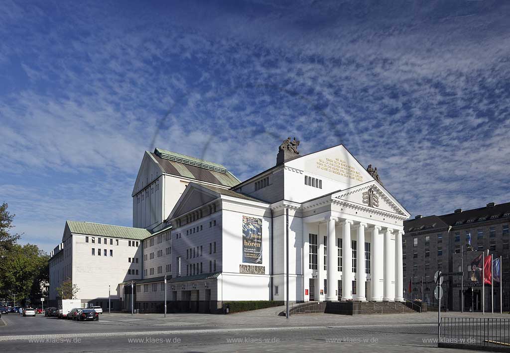 Duisburg Mitte Stadttheater mit seiner Fassade im Stil der Antike. sechs ionische Saeulen des klassizistischen Portikus tragen den Giebelvorbau; theatre hall od Duisburg