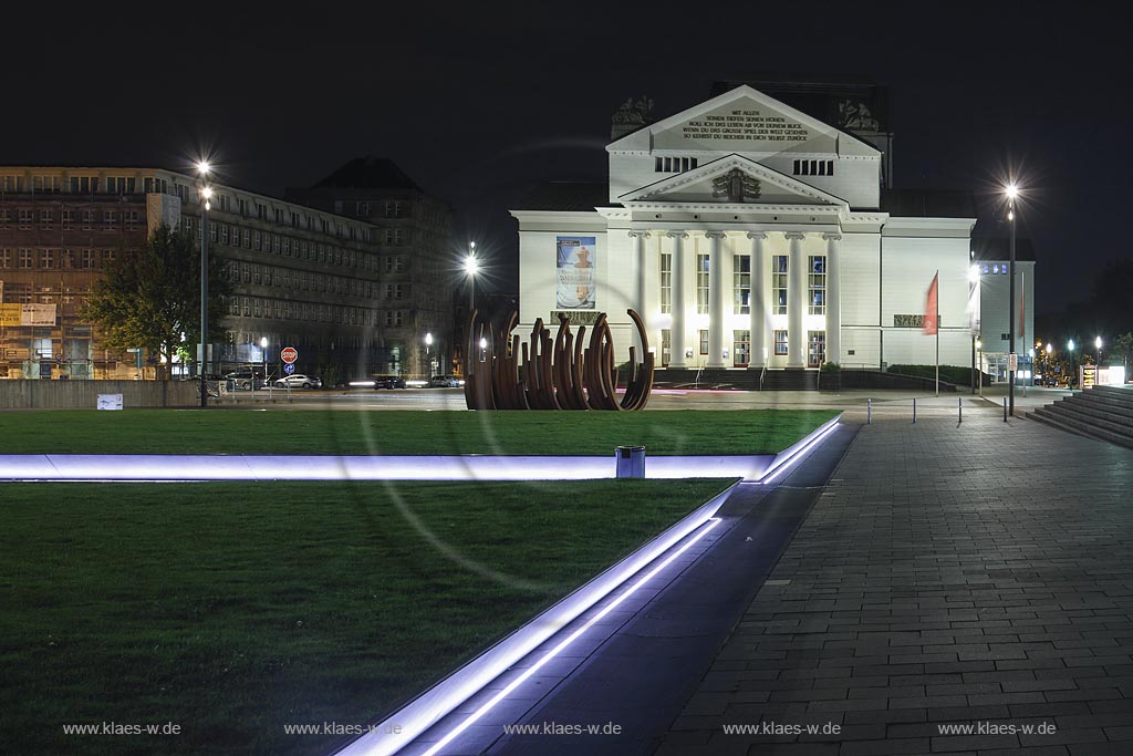 Duisburg, Theater, Nachtaufnahme bei Vollmond; Duisburg, theatre, night shot while full moon.
