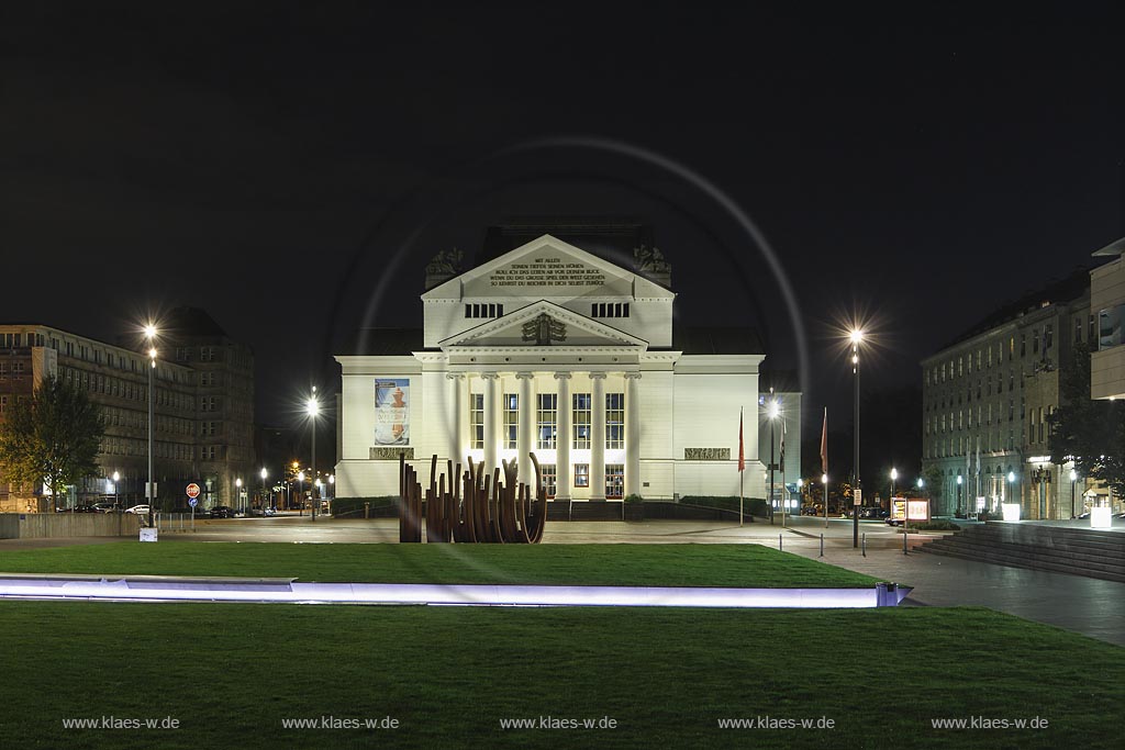 Duisburg, Theater, Nachtaufnahme bei Vollmond; Duisburg, theatre, night shot while full moon.
