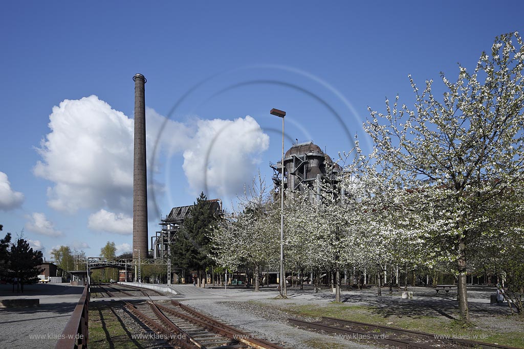 Duisburg Meiderich. Gleisanlage mit Hochofen 5. Der Landschaftspark Duisburg-Nord, auch kurz LaPaDu ist ein etwa 200 Hektar gro√er Landschaftspark rund um ein stillgelegtes Huettenwerk in Duisburg-Meiderich, das im Rahmen der IBA (Internationale Bauausstellung Emscher Park) entstand. Der Landschaftspark ist einer der Ankerpunkte der Europaeischen Route der Industriekultur sowie der Route der Industriekultur im Ruhrgebiet;  Duisburg-Meiderich, the Meiderich ironworks are the main feature in the North Duisburg Landscape Park