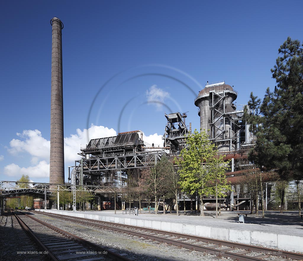 Duisburg Meiderich. Gleisanlage mit Hochofen 5. Der Landschaftspark Duisburg-Nord, auch kurz LaPaDu ist ein etwa 200 Hektar groer Landschaftspark rund um ein stillgelegtes Huettenwerk in Duisburg-Meiderich, das im Rahmen der IBA (Internationale Bauausstellung Emscher Park) entstand. Der Landschaftspark ist einer der Ankerpunkte der Europaeischen Route der Industriekultur sowie der Route der Industriekultur im Ruhrgebiet;  Duisburg-Meiderich, the Meiderich ironworks are the main feature in the North Duisburg Landscape Park