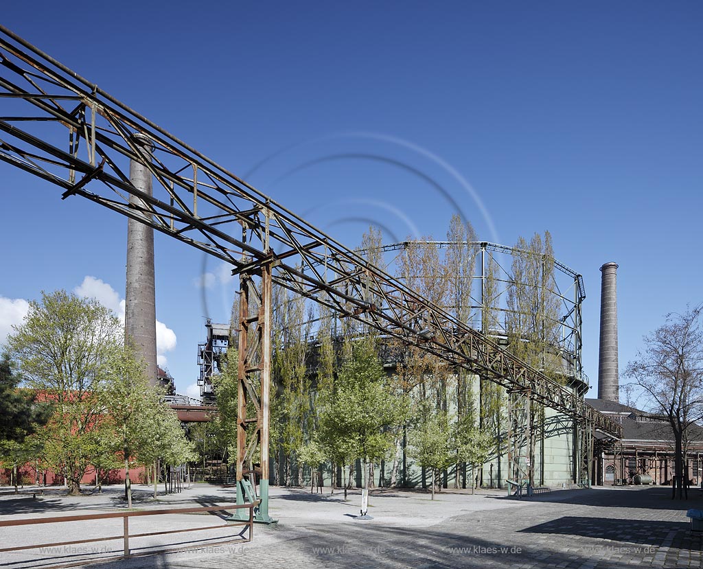 Duisburg Meiderich. Tauchgasometer. Der Landschaftspark Duisburg-Nord, auch kurz LaPaDu ist ein etwa 200 Hektar groer Landschaftspark rund um ein stillgelegtes Huettenwerk in Duisburg-Meiderich, das im Rahmen der IBA (Internationale Bauausstellung Emscher Park) entstand. Der Landschaftspark ist einer der Ankerpunkte der Europaeischen Route der Industriekultur sowie der Route der Industriekultur im Ruhrgebiet;  Duisburg-Meiderich, the Meiderich ironworks are the main feature in the North Duisburg Landscape Park, Diving Gasometer