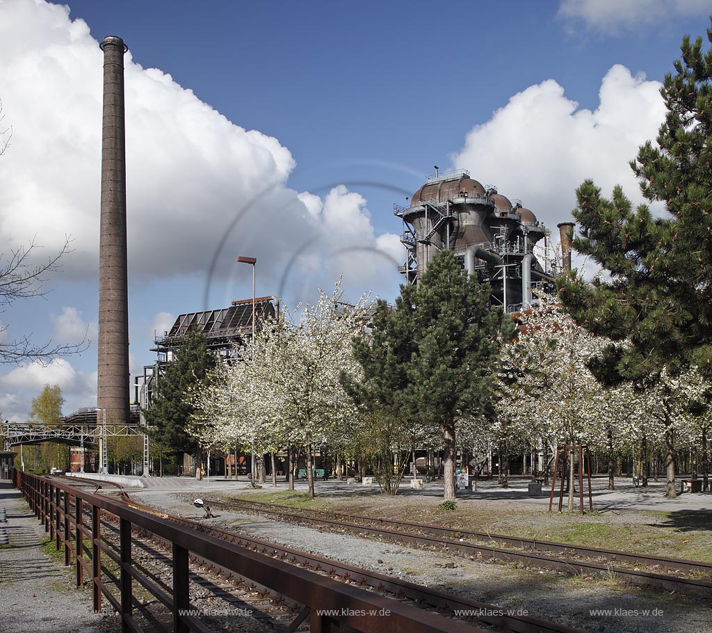 Duisburg Meiderich. Gleisanlage mit Hochofen 5. Der Landschaftspark Duisburg-Nord, auch kurz LaPaDu ist ein etwa 200 Hektar groer Landschaftspark rund um ein stillgelegtes Huettenwerk in Duisburg-Meiderich, das im Rahmen der IBA (Internationale Bauausstellung Emscher Park) entstand. Der Landschaftspark ist einer der Ankerpunkte der Europaeischen Route der Industriekultur sowie der Route der Industriekultur im Ruhrgebiet;  Duisburg-Meiderich, the Meiderich ironworks are the main feature in the North Duisburg Landscape Park