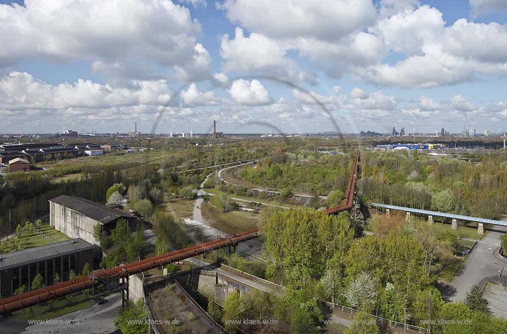 Duisburg Meiderich. Blick von der Besucherplattform des Hochofen 5 mit Fernsicht ueber Hochofenweg, Steinhallenweg, Sinterbunkerweg, Sinterweg mit der Wildnis und Hochgasleitung. Der Landschaftspark Duisburg-Nord, auch kurz LaPaDu ist ein etwa 200 Hektar groer Landschaftspark rund um ein stillgelegtes Huettenwerk in Duisburg-Meiderich, das im Rahmen der IBA (Internationale Bauausstellung Emscher Park) entstand. Der Landschaftspark ist einer der Ankerpunkte der Europaeischen Route der Industriekultur sowie der Route der Industriekultur im Ruhrgebiet;  Duisburg-Meiderich, the Meiderich ironworks are the main feature in the North Duisburg Landscape Park