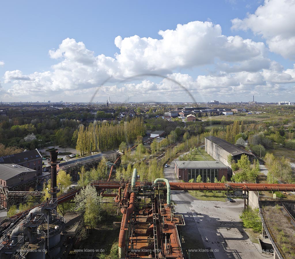 Duisburg Meiderich. Blick von der Besucherplattform des Hochofen 5 mit Kraftzentrale links im Bild, Gasfoerderstation und Gasreinigung Ost im Vordergrund, Auftauhalle, Schalthaus West und Steinhallenplatz rechts im Bild. Der Landschaftspark Duisburg-Nord, auch kurz LaPaDu ist ein etwa 200 Hektar groer Landschaftspark rund um ein stillgelegtes Huettenwerk in Duisburg-Meiderich, das im Rahmen der IBA (Internationale Bauausstellung Emscher Park) entstand. Der Landschaftspark ist einer der Ankerpunkte der Europaeischen Route der Industriekultur sowie der Route der Industriekultur im Ruhrgebiet;  Duisburg-Meiderich, the Meiderich ironworks are the main feature in the North Duisburg Landscape Park