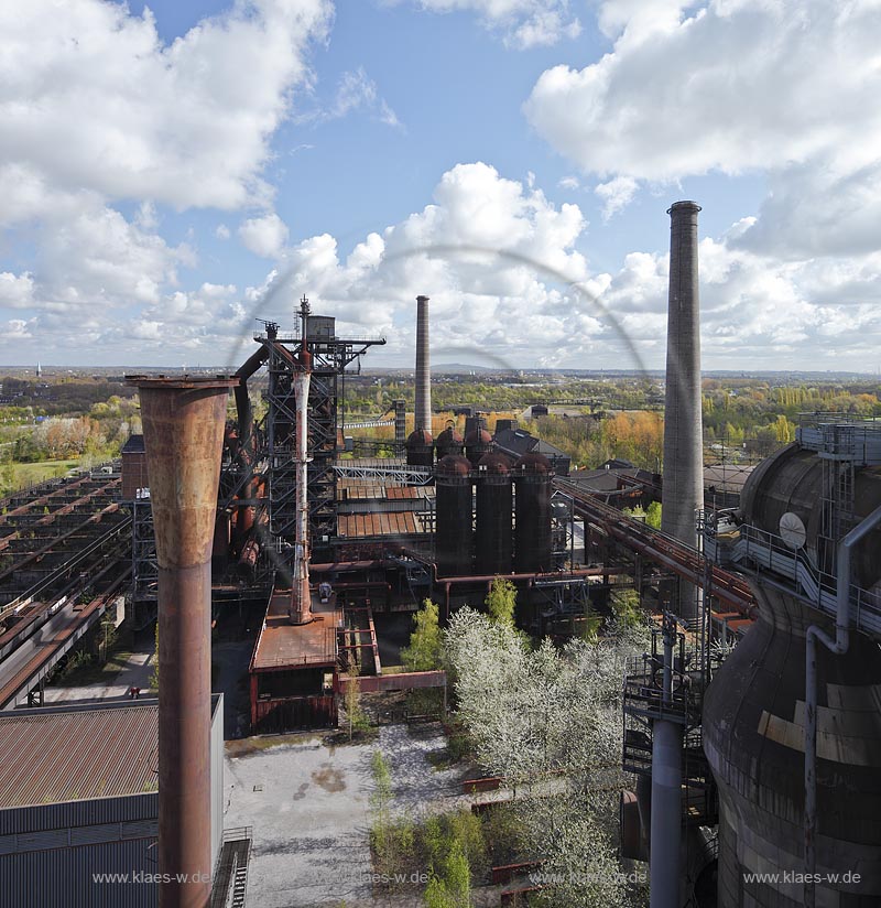 Duisburg Meiderich. Blick von der Besucherplattform des Hochofen 5  Bunkervorplatz, Erzbunker, Sicht auf Hochofen 2 und Cowper Hochofen 2, links im Bild: Sicht auf 2 von 3 Schornsteinen, im Vordergrund von links: Windenhaus, Schwefelkamin und Cowpergruppe Hochofen 5. Der Landschaftspark Duisburg-Nord, auch kurz LaPaDu ist ein etwa 200 Hektar groer Landschaftspark rund um ein stillgelegtes Huettenwerk in Duisburg-Meiderich, das im Rahmen der IBA (Internationale Bauausstellung Emscher Park) entstand. Der Landschaftspark ist einer der Ankerpunkte der Europaeischen Route der Industriekultur sowie der Route der Industriekultur im Ruhrgebiet;  Duisburg-Meiderich, the Meiderich ironworks are the main feature in the North Duisburg Landscape Park