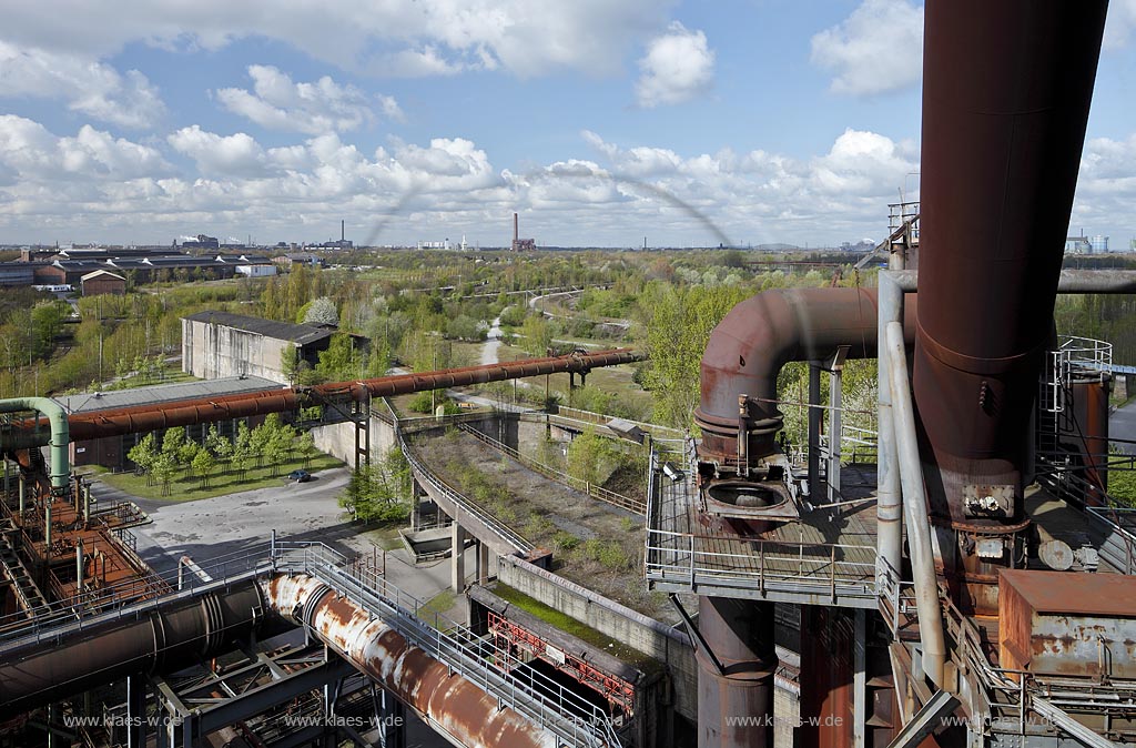 Duisburg Meiderich. Blick vom Hochofen 5 mit Steinhallenplatz, Blick zur Wildnis, Hochgasleitung. Der Landschaftspark Duisburg-Nord, auch kurz LaPaDu ist ein etwa 200 Hektar groer Landschaftspark rund um ein stillgelegtes Huettenwerk in Duisburg-Meiderich, das im Rahmen der IBA (Internationale Bauausstellung Emscher Park) entstand. Der Landschaftspark ist einer der Ankerpunkte der Europaeischen Route der Industriekultur sowie der Route der Industriekultur im Ruhrgebiet;  Duisburg-Meiderich, the Meiderich ironworks are the main feature in the North Duisburg Landscape Park