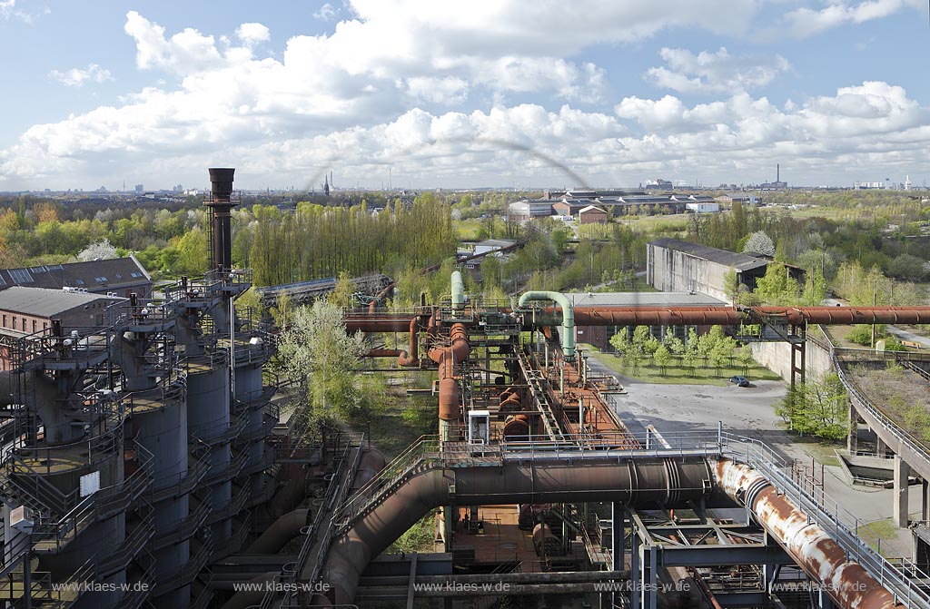 Duisburg Meiderich. Blick von der Besucherplattform des Hochofen 5 mit Kraftzentrale links im Bild, Gasfoerderstation und Gasreinigung Ost im Vordergrund, Auftauhalle, Schalthaus West und Steinhallenplatz rechts im Bild. Der Landschaftspark Duisburg-Nord, auch kurz LaPaDu ist ein etwa 200 Hektar groer Landschaftspark rund um ein stillgelegtes Huettenwerk in Duisburg-Meiderich, das im Rahmen der IBA (Internationale Bauausstellung Emscher Park) entstand. Der Landschaftspark ist einer der Ankerpunkte der Europaeischen Route der Industriekultur sowie der Route der Industriekultur im Ruhrgebiet;  Duisburg-Meiderich, the Meiderich ironworks are the main feature in the North Duisburg Landscape Park