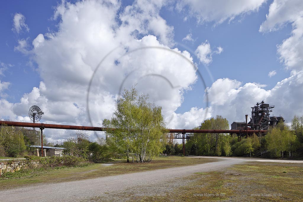 Duisburg Meiderich.Steinhallenplatz, Hochgasleitung, Hochofen 5, Wolkenstimmung. Der Landschaftspark Duisburg-Nord, auch kurz LaPaDu ist ein etwa 200 Hektar groer Landschaftspark rund um ein stillgelegtes Huettenwerk in Duisburg-Meiderich, das im Rahmen der IBA (Internationale Bauausstellung Emscher Park) entstand. Der Landschaftspark ist einer der Ankerpunkte der Europaeischen Route der Industriekultur sowie der Route der Industriekultur im Ruhrgebiet;  Duisburg-Meiderich, the Meiderich ironworks are the main feature in the North Duisburg Landscape Park