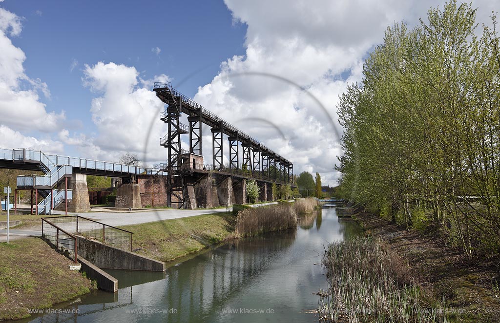 Duisburg Meiderich. Emscherpromenade mit Klarwasserkanal, Wolkenstimmung. Der Landschaftspark Duisburg-Nord, auch kurz LaPaDu ist ein etwa 200 Hektar groer Landschaftspark rund um ein stillgelegtes Huettenwerk in Duisburg-Meiderich, das im Rahmen der IBA (Internationale Bauausstellung Emscher Park) entstand. Der Landschaftspark ist einer der Ankerpunkte der Europaeischen Route der Industriekultur sowie der Route der Industriekultur im Ruhrgebiet;  Duisburg-Meiderich, the Meiderich ironworks are the main feature in the North Duisburg Landscape Park, clear water canal.