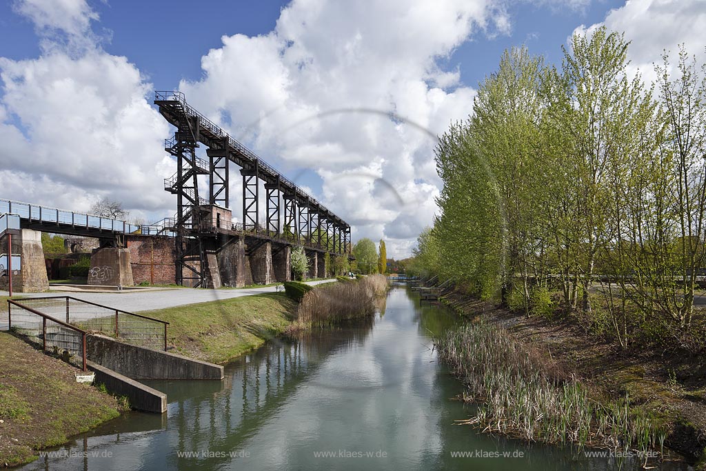 Duisburg Meiderich. Emscherpromenade mit Klarwasserkanal, Wolkenstimmung. Der Landschaftspark Duisburg-Nord, auch kurz LaPaDu ist ein etwa 200 Hektar groer Landschaftspark rund um ein stillgelegtes Huettenwerk in Duisburg-Meiderich, das im Rahmen der IBA (Internationale Bauausstellung Emscher Park) entstand. Der Landschaftspark ist einer der Ankerpunkte der Europaeischen Route der Industriekultur sowie der Route der Industriekultur im Ruhrgebiet;  Duisburg-Meiderich, the Meiderich ironworks are the main feature in the North Duisburg Landscape Park, clear water canal.